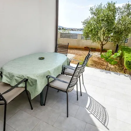 Apartment Seaside Polic *