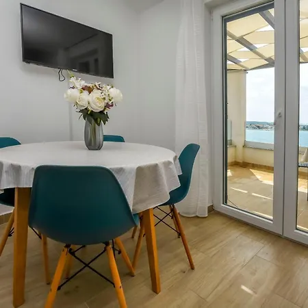 Apartment Seaside Polic *